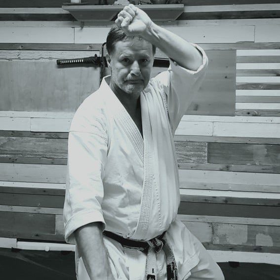 Guido ramackers in een karatepak in de Do Shoshin dojo